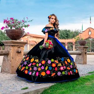 Charmosos vestidos pretos Quinceanera com bordados florais Charro Vestido De 15 Anos 2023 Espartilho ombro a ombro com renda Sweet 16 Vestidos de baile