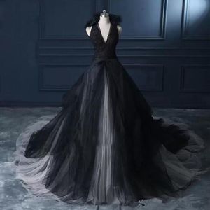 Czarno -biała gotycka sukienka ślubna gotycka v szyja bez rękawów koronkowe aplikacje tiulowe spódnice solidne suknie ślubne marszki de mariage