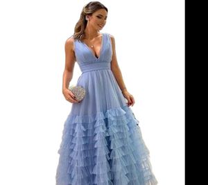 Blå aftonklänningar V-ringade tiered Pleat Cake Robes de Soiree A-Line rygglös golvlängd Tulle Vestido de Noche