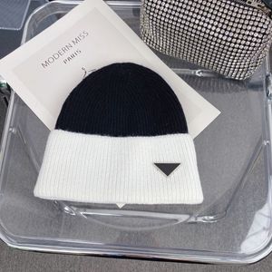 Designer Dreieck Label Strickhut Frauen neue Winterdekoration Schwarz -Weiß -Mischfarbe warme Wollknit Cap Cycling Ohrmaske Kalthüte