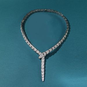 Collana di serpente larga di lusso Zirconi intarsiati in oro bianco placcato Personalità Abito da sera serpente da donna vintage Girocollo a catena con colletto corto