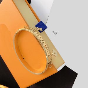 23ss 3color Brand Designers Men Women Bangle 18K Gold Plated Old Flower V Letter Stainless Steel Chain Jewelry Love Wedding Fashion Accessories S109