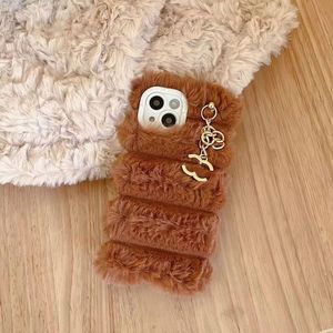 Luxurys Designers Phone Case Fashion Brand Furry Case with Metal Pendant Phonecase Winter Shockproof Cover Shell for iPhone 14 Pro Max