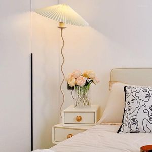 Floor Lamps Pleated Jellyfishes Lamp Bedside Luxury Aesthetic Gold Cute Art Lampen Wohnzimmer Moderne Room Decortion Items