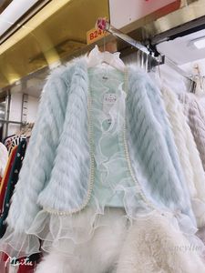 女性の毛皮2022秋と冬のレースパールビーズ織りフェイクコート女性クロップドライトブルー模倣コートショートデザイン