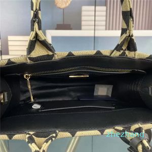 刺繍トートバッグ女性ハンドバッグキャンバスクロスボディバッグ2パターンレターハードウェア装飾高品質