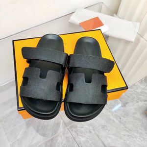 Chinelos Clássicos Marca Top Sexy Sandálias de Couro Macio Mulheres Laranja Luxo Sapatos de Praia Novo Designer Salto Baixo Chinelos Ao Ar Livre Sapatos de Plataforma de Verão