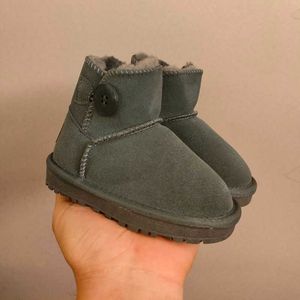 2024 Toppkvalitet AUS U5991 Knapp Kort Baby Boy Girl Kids Snow Boots Sheepskin Soft Keep Warm Boots Vackra julfödelsedagspresenter 5991GU8