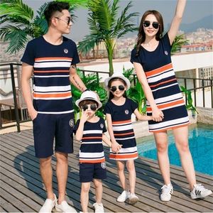 Pai mãe menino menino meninas roupas de verão padre filho listrado shorts de camiseta definido para mãe e filha vestidos de família combinando roupas 220531