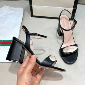 여름 샌들 가죽 여성 디자이너 하이힐 두꺼운 칼라스 패션 블랙 원시 버클 벨트 요정 스타일 사무실 신발