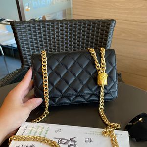 22K Kadın Kuzu Dingisi WOC Cüzdan Zincir Çantalar Altın Metal Küba Bağlantı ve Ezilmiş Boncuklar Kart Tutucu Çoklu Pochette Dönüş Kilit Çanta Tasarımcı Çanta 19x4.5x13cm