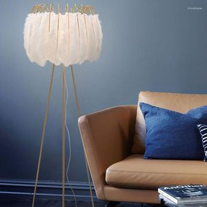 Lampade da terra Feather Designer Lamp Treppiede Nordic Vibe Minimalista Blooming Art Camera da letto Lampe De Chevet Chambre Furniture