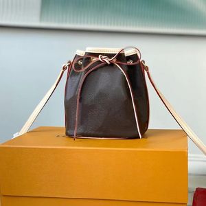 Noe Bag Top Bag Bag العلامة التجارية عالية الجودة للنساء المرسومات الكافيار الكافيار حقيبة اليد المصغرة مجموعة Commetic Bag Commitical Fashion