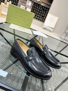 Fashion Leather Shoes Business Flats Loafers Rubber Flat Designer Men kl￤r Horsebits Oxfords Wedding Party Dress med 38-45 Box