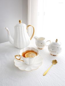 Filiżanki spodki Białe naczynie naczynia łyżka teapot kremowy pojemnik cukrowy Phnom Penh Ceramiczna kawa i talerz Zestaw Flower Tea