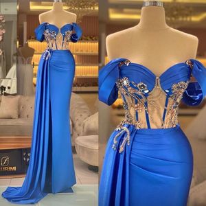 2023 Designer Royal Blue Evening Dresses ärmlös Crystal Pärled Satin Ruffles Plus Size Off Shoulder Prom Gown Formal Wear Custom Made Vestidos