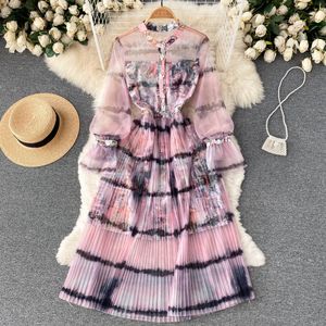 Vestido francês de alto sentido com estampa tie-dye, gola com botão, manga lanterna, fechamento de cintura, gaze fina, saia plissada de comprimento médio