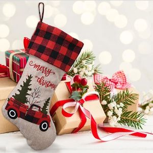 Decoraciones de fiesta de calcetería navideña stock de árbol de navidad de coche de cuadros rojos y negros