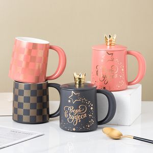 蓋をした500mlのセラミックマグカップと、コーヒーラテティーミルクとココアクリエイティブクリスマスバースデーデーギフト用のレトロチェッカーボードカップ