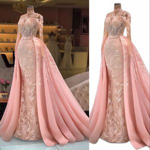2023 Sexy arabische Abendkleider tragen rosa Stehkragen, Illusion, Spitze, Kristallperlen, individueller Abschlussball mit langen Ärmeln, Robe de Marrige, Sweep-Zug-Kleider, Überröcke