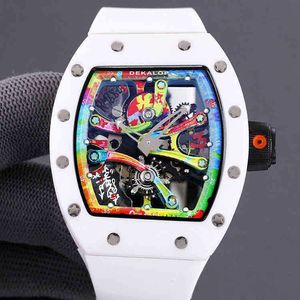 Guarda un orologio meccanico automatico scavato con graffiti sul quadrante grande con una personalità nuova e alla moda