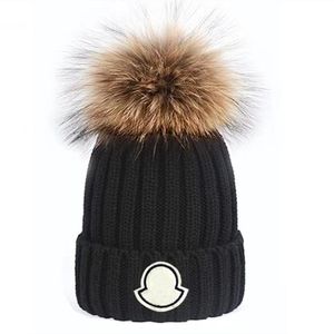 高品質の冬の帽子帽子女性と男性のビーニーリアルアライグマの毛皮ポンポンウォームガールキャップスナップバックポンポンビーニー8色