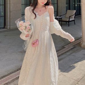 Swobodne sukienki Summer elegancka biała kwiecista sukienka kobiety koronkowe haft bez pleców seksowny pasek 2022 Party Projektant V-dół Koreańskie midi