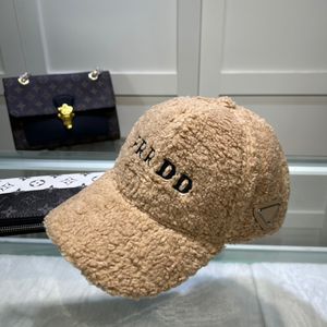 Autumn Winter Designer Ball Caps Casal Lambe Warm Letter Bordado Casquette Metal Triangle Cap