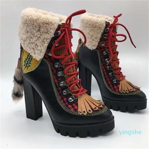 Bombas de salto alto Sapatos quentes de couro preto Lace Up Botas de tornozelo com costura amarela Mulheres Plataforma embelezada de cristal de peles