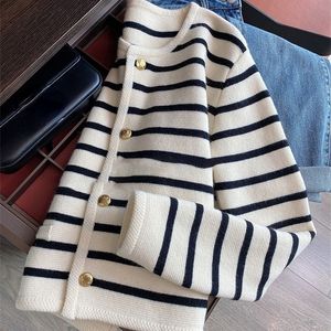 Kvinnors tröjor White Black Striped Short Korean Fashion Sweater Elegant Long Sleeve Top Spring Cardigan Women Traf