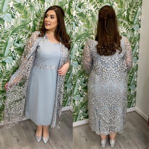 Modest Plus Size Mother of the Bride Dresses fyrkantig hals spets aftonklänningar med långa ärmar te längd mantel bröllop gästklänning