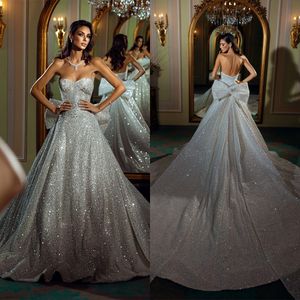 Glitzerndes, trägerloses Hochzeitskleid, Pailletten, Schleife, ärmellose Brautkleider, Kapellenschleppe, Robe de Mariee