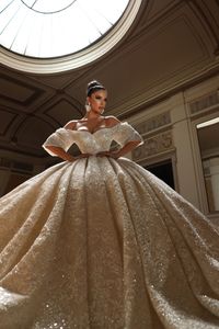 Luxurious Dubai Wedding Dress Off Shoulder Bridal Gowns Lace Beading Elegant Short Sleeves Robe de mariee