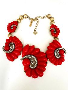 Girocollo Collana da donna Segno di lusso Lucite rossa Gioielli Ciondolo petalo in resina Mosaico Strass Accessori di dichiarazione