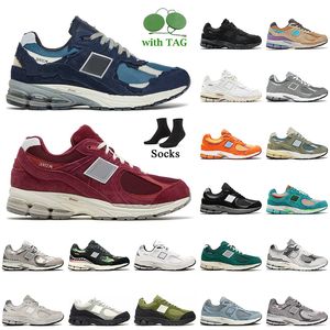 B2002R Sneakers NB 2002r Running Shoes Offs Women Mens Suede Protection Pack Rain Cloud Dark Navy Bone Light Grey Camo Black White Trainers