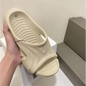 Tasarımcı Ayakkabı Kadın Anti-Slip Kauçuk Slaytlar Sandal Daireler Plaj Slide Ev Ayakkabı Banyo Terlik Kalın Alt Ters Dalga Desen Yaz Kış