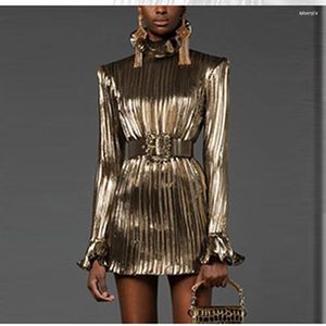 Повседневные платья HIGH STREET Est Fashion 2022 Подиум Дизайнерское женское блестящее золотое плиссированное вечернее платье с длинным рукавом и поясом