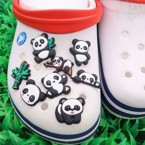 Venta al por mayor, 100 Uds., sandalias de bambú con Panda de dibujos animados de PVC, hebilla, abalorios para zapatos, decoraciones para mujer para mochila, zueco de botón
