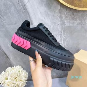 01 Frau Sneakers Freizeitschuhe Sneaker Top Designer Luxus Frauen Reifenfarbe Gelenkkissen Gummisohle Mode Hot Triple Big Head Triangle Logo Plattform Leder