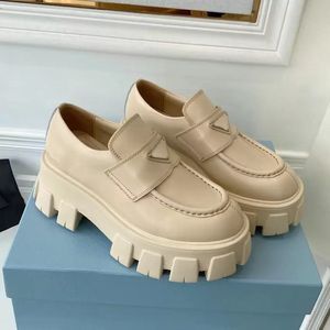 Designer-Schuhe Monolith-Gummi-Plattform-Damen-Turnschuhe Schwarzer glänzender Leder-Slipper Klobiger runder Kopf-Sneaker Spitz dicker Boden-Loafer 0211