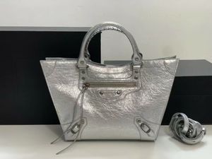 Designer Borse tote neo classiche Borse piccole Rivetto hardware argento effetto anticato Borse a spalla singola Borsa a tracolla in pelle di vitello con texture trapezoidale Borsa alla moda a forma trapezoidale