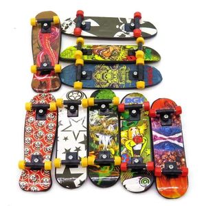 Fingrar tr￤nar leksak Mini Skate Boarding Creative Graffiti Skateboard Finger Plastic Fingerboard Handhandled 9,5 cm Barnsg￥vor ZM1021
