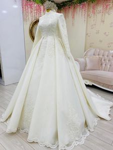Suknia ślubna aplikacje sukienki muzułmańskie dla panny młodej 2022 z długim rękawem na szyję tiulowe satynowe suknie ślubne Robe De Mariage
