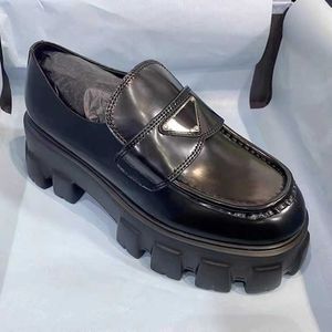 Moda Sapatos Designer Tri￢ngulo Tri￢ngulo Decora￧￣o de Decora￧￣o de Lacas de dedos redondos Mulheres bombas 100% Covilhas de capota de 7,5 cm de altura sapato de f￡brica com caixa