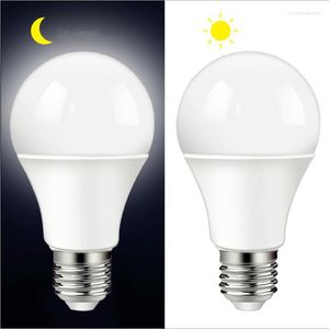 1-10PCS Lampadina a Led con sensore di luce Crepuscolo all'alba A60 AC220V 10W Decorazione per garage a risparmio energetico Notte