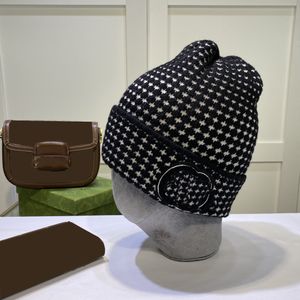 Cappello di lusso firmato beanie lettere strada invernale versatile temperamento moda cuciture a scacchi caldo uomini e donne con la stessa coppia di paragrafo molto buona