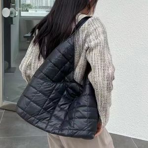 Plaid gesteppte weiche Umhängetaschen für Frauen große Kapazität Nylon Space Cotton Tote Bag Winter Female Puffy gepolsterte Hanbdag und Geldbörsen 2023