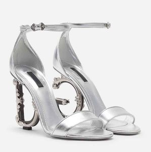 Top luksusowe keira sandały sandały buty wypolerowane cielęce obcasy baroquel lady pop pięta złota opłacana karbon lady impreza gladiator sandalias eu35-43 z pudełkiem