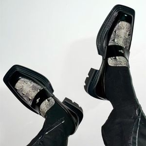 الأحذية والملحقات السميكة السميكة غير المنقولة الخارجي مربعة مربعة ، مصمم العلامة التجارية للعلامة التجارية غير الرسمية للرجال والنساء الفني الشبكة الفنية