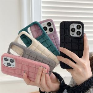 Flocking Solid Color Plaid Telefonfodral för iPhone 14 13 12 Pro Max 11 13Pro 13Promax Winter Warm Hand Silicone Fall Protection Back Cover för kvinnor